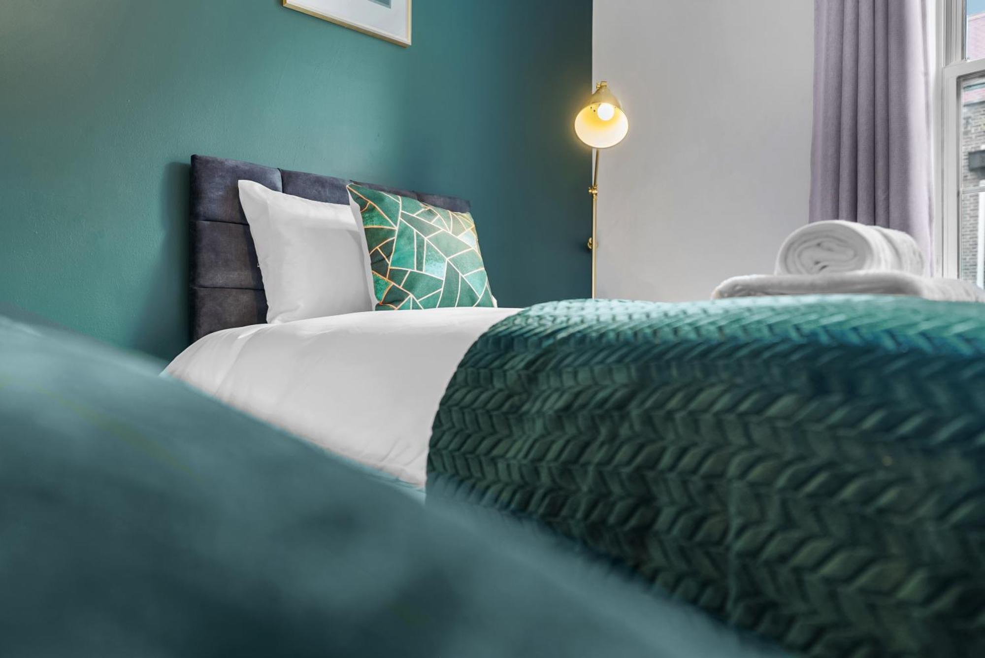 Chic 2 Bedroom Apartment Near Liverpool Street By Gold Stays Londyn Zewnętrze zdjęcie